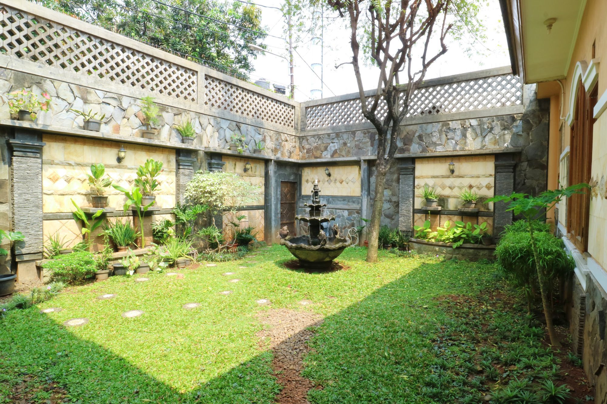 Maharani Guesthouse Tebet Syariah Джакарта Екстер'єр фото