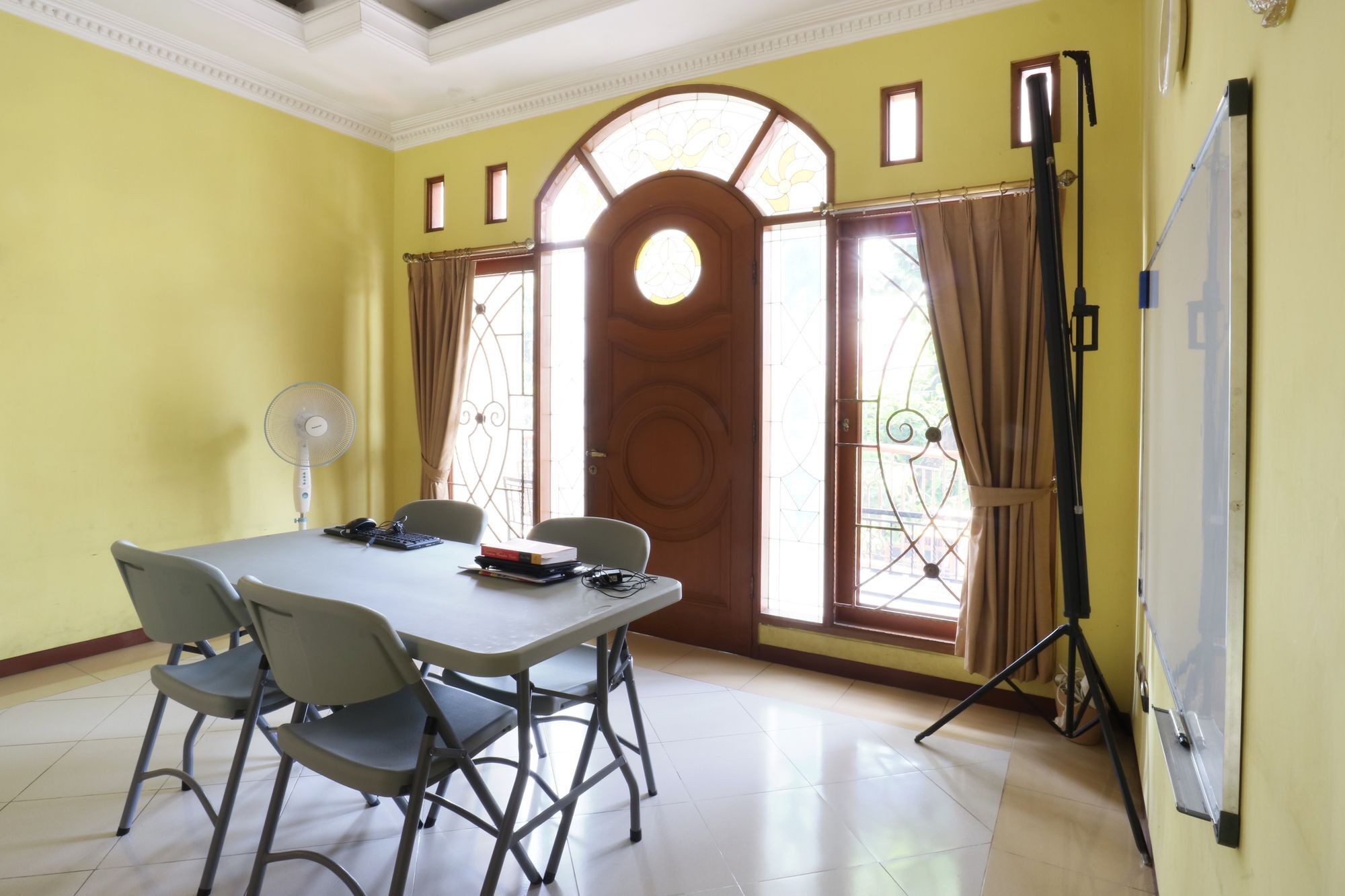 Maharani Guesthouse Tebet Syariah Джакарта Екстер'єр фото